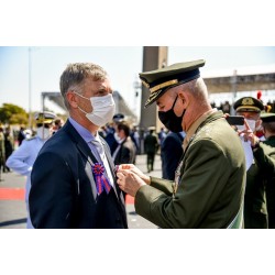 O deputado Federal Luizão Goulart é condecorado pelo Exército com Medalha do Pacificador